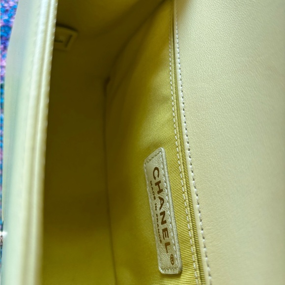 CHANEL Boy bag in Pastel Yellow with Gold Hardware sz MEDIUM very light wear - Picture 3 of 17